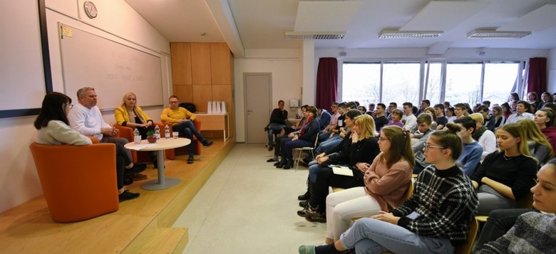 Okrogla miza z naslovom Mediji nekoč in danes