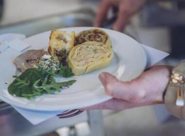 Simbolična fotografija za članek z naslovom: Zagotavljanje toplega obroka za dijake