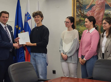 Simbolična fotografija za članek z naslovom: YPAC-ovci na obisku pri županu