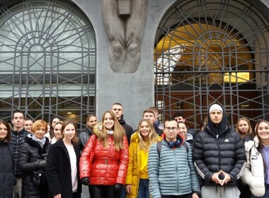 Simbolična fotografija za članek z naslovom: Tehtali zlato palico