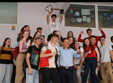 Simbolična fotografija za članek z naslovom: Slovo maturantov s predajo ključa in četvorko