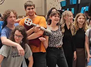 Simbolična fotografija za članek z naslovom: Predaja ključa in četvorka maturantov