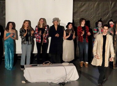 Naključna fotografija iz galerije Premiera muzikala Alice in Disneyworld