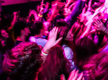 Simbolična fotografija za članek z naslovom: Party Maister trese šolo