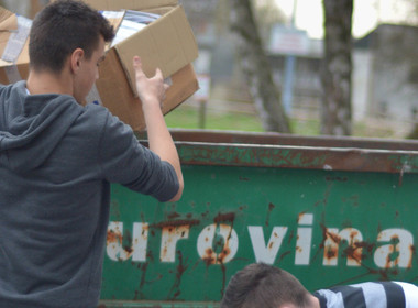 Simbolična fotografija za članek z naslovom: ČIŠČENJE OKOLICE ŠOLE