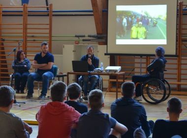 Simbolična fotografija za članek z naslovom: VOZIM, VENDAR NE HODIM