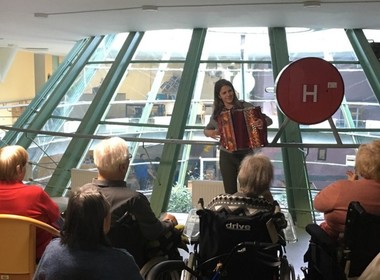 Simbolična fotografija za članek z naslovom: Medgeneracijsko druženje