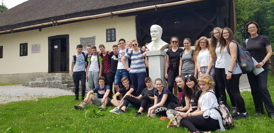 Navdušeni pohodniki na Jurčičevi domačiji Navdušeni pohodniki na Jurčičevi domačiji
