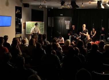 Simbolična fotografija za članek z naslovom: HREPENENJE IZZA OKOPOV