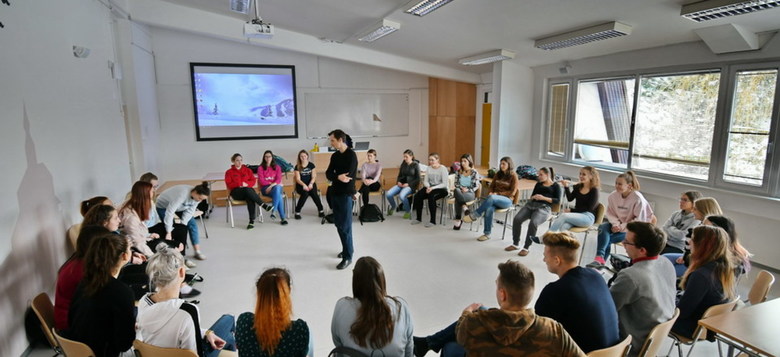 MIMO NAS HODIJO V BOLJŠI SVET