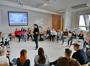 Simbolična fotografija za članek z naslovom: MIMO NAS HODIJO V BOLJŠI SVET