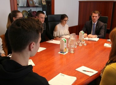 Simbolična fotografija za članek z naslovom: Maistrovi YPAC-ovci pri županu