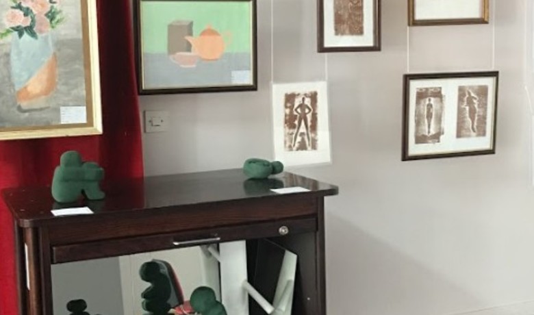 Udeleženci izobraževanja odraslih razstavljajo