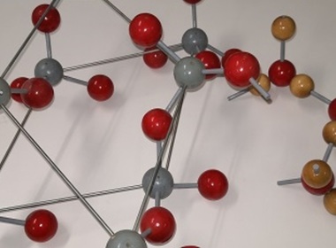 Simbolična fotografija za članek z naslovom: Dve zlati Preglovi plaketi za znanje kemije